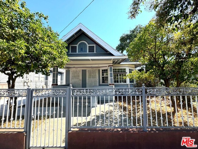 Building Photo - 1220 W 25th St