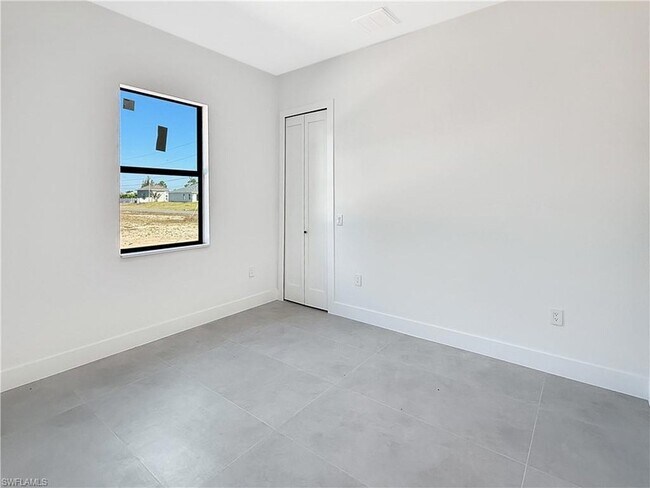 Building Photo - 2206 NE 35th Ln