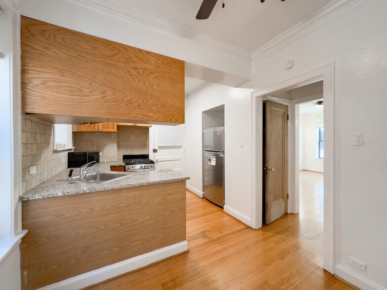 Building Photo - 522 W Surf St