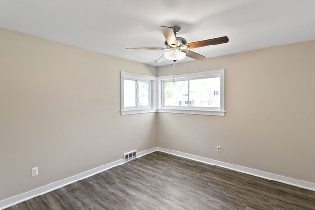 Building Photo - HUGE Updated Apartment with hardwood floors
