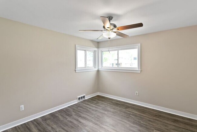 Building Photo - Spacious Remodeled Unit Accepting Section - Great Location!