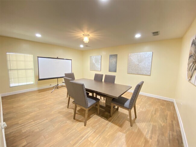 Building Photo - 2125 Strawberry Rd