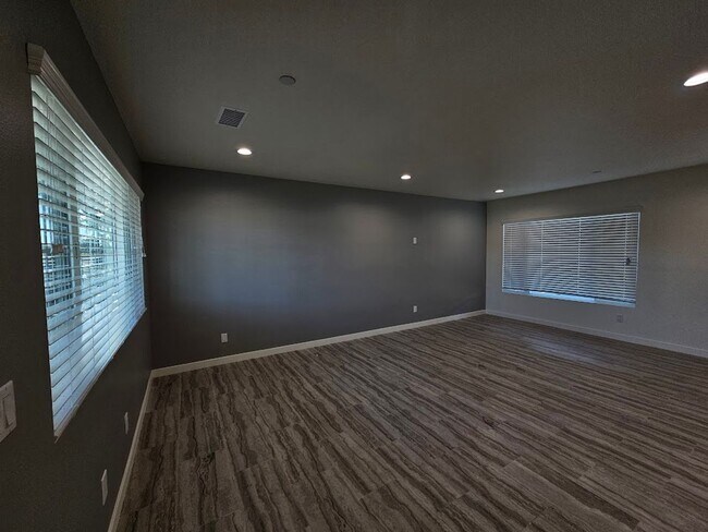 Building Photo - Newly Remodeled 2 Bedroom / 1 Bath! Call o...