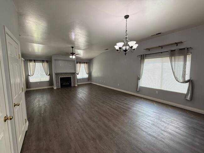Building Photo - 10919 Golden Valley Dr