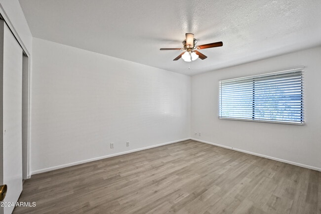 Building Photo - 1321 N 84th Pl