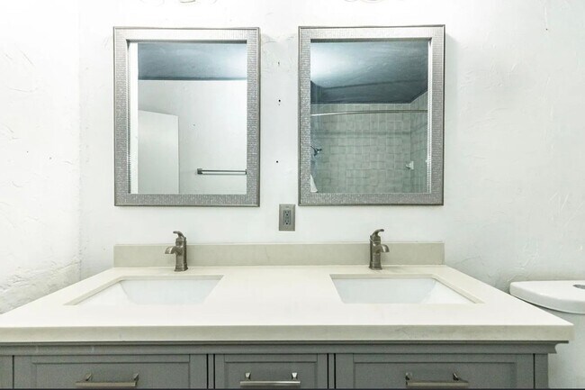 Building Photo - Spacious 4 bedroom 2 bathroom close to Texas Tech!