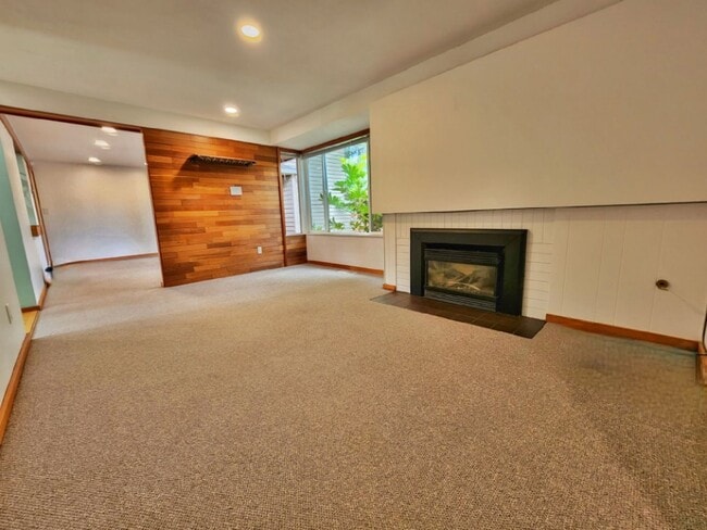 Building Photo - Beautiful 4 Bed 1.75 Bath Home Near Microsoft