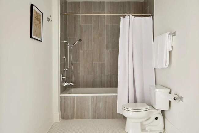 Building Photo - 800 Gravier St