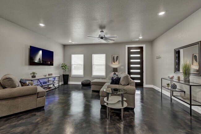 Building Photo - 108 S Thomas Cv