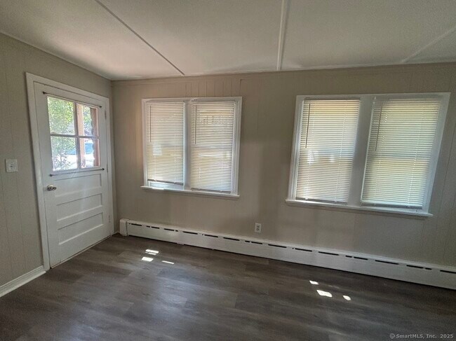 Building Photo - 156 River Rd Ext