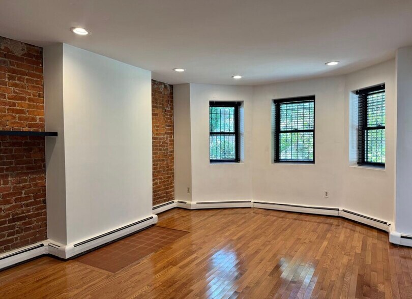 Building Photo - 390 Riverway