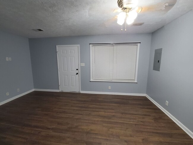 Building Photo - $1250 - 3 Bedroom 1 Bath Home offering Sunroom!