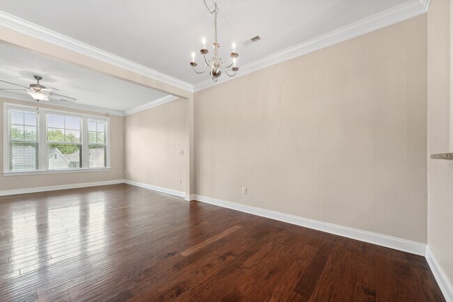 Building Photo - 1359 Town Home Dr