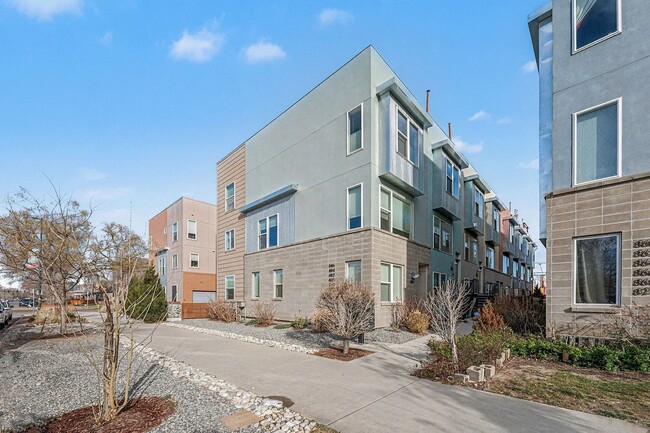 Building Photo - Modern-3 bedroom -3.5 bathroom Townhome in Santa Fe Art District