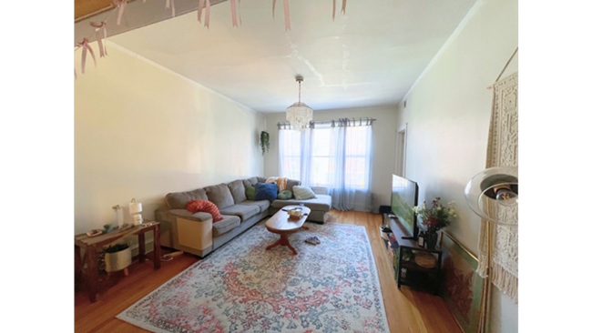 Building Photo - Amazing North Center 3 Bed / 1 Bath Unit Ready 4/2026! Hardwood Floors Throughout!