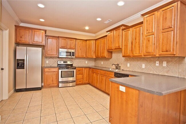 Building Photo - 4902 SW Fieldstone Blvd