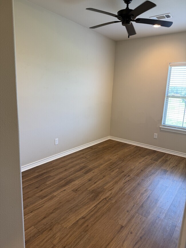Building Photo - 5670 Shadowbend Cir N
