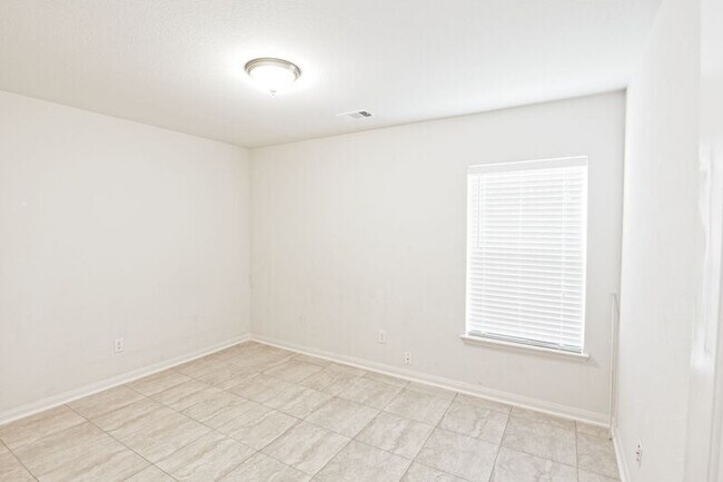 Building Photo - 1829 Persimmon Dr