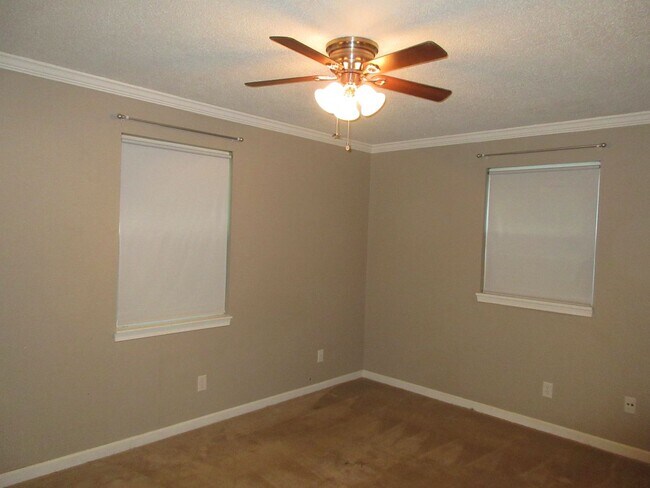 Building Photo - Cute 3 Bedroom in Pace