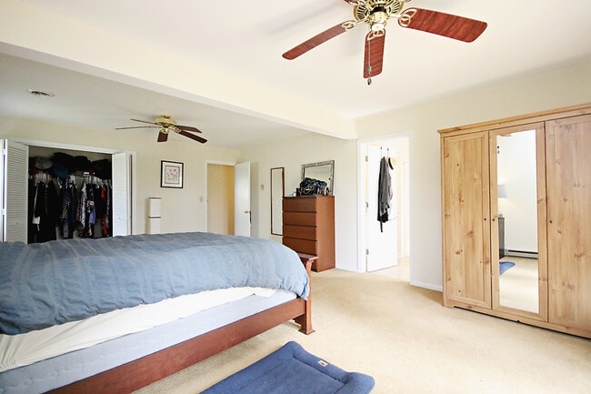 Building Photo - Pet Friendly, One Level Living in Johnson ...