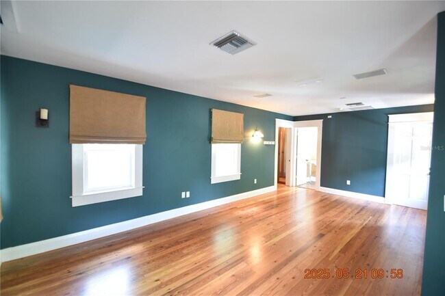 Building Photo - 810 S Packwood Ave
