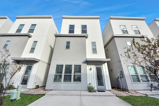 Building Photo - 18716 Centro Main St