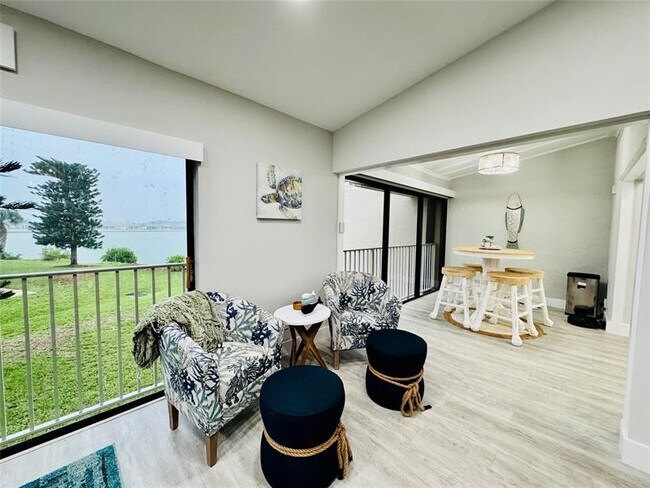 Building Photo - 3216 S Lakeview Cir