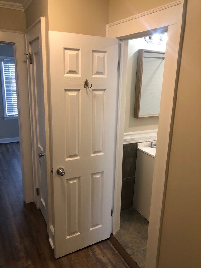 Building Photo - Four bedroom, 2 bath house in Burlington