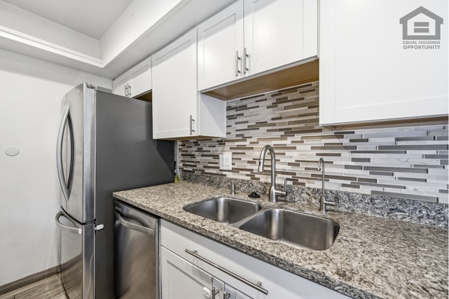 Building Photo - 2Bed/1.5Bath Townhouse at Olive Ave/63rd Ave! Ready for Immediate Move-In!