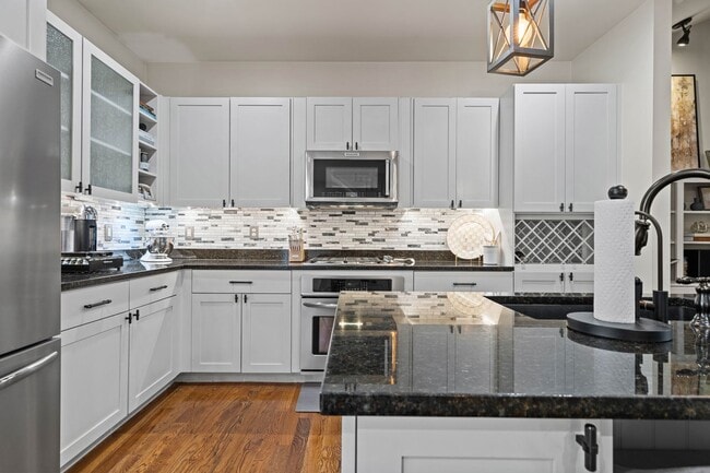 Building Photo - This luxurious townhouse on Cherry St.