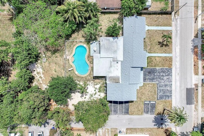 Building Photo - 2417 Pierce St