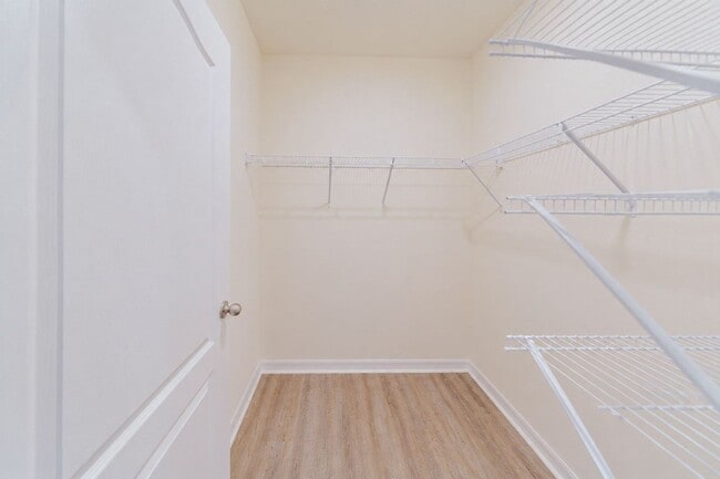 Building Photo - Like-New End-Unit 3 Bedroom Townhome