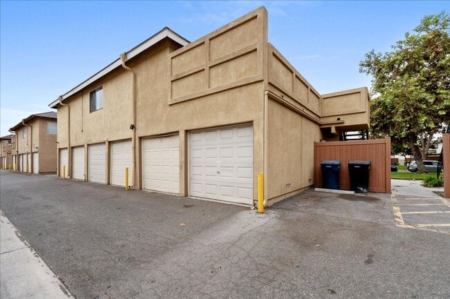 Building Photo - Upgraded 2-Bedroom Townhome with Private G...