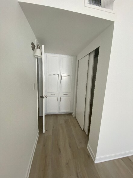 Building Photo - 5335 Yarmouth Ave