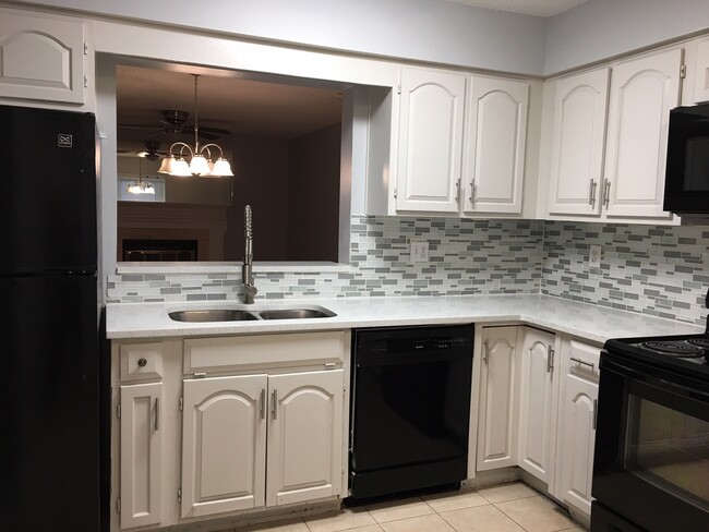 Building Photo - Beautifully Updated Townhome in the Heart ...