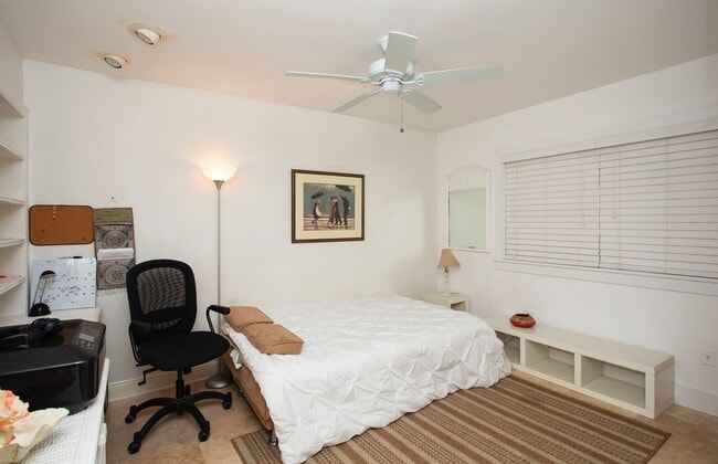Building Photo - 2 bedroom 1 bathroom Furnished Oceanfront ...