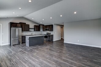 Building Photo - Convenient Location! 3 Bedroom Town Home