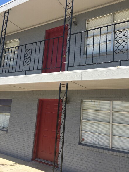 Building Photo - 304 E Carpenter Ave