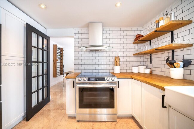 Building Photo - 330 SW 133rd Pl