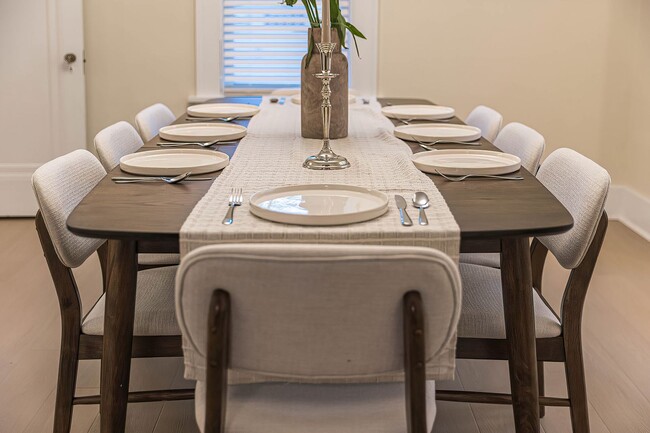 Building Photo - Quaint 4 bedroom Erie Home with Central Air & Garage Parking