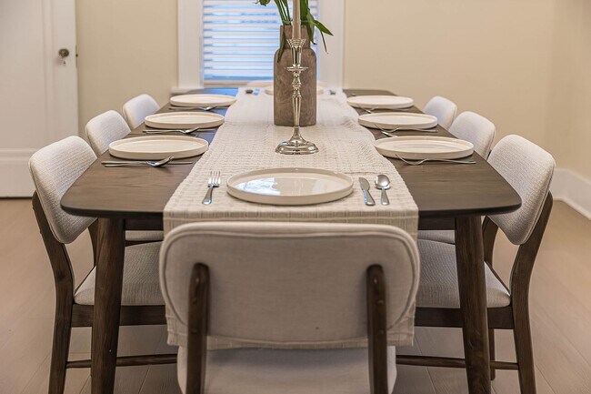 Building Photo - Quaint 4 bedroom Erie Home with Central Air & Garage Parking (Month to Month available)