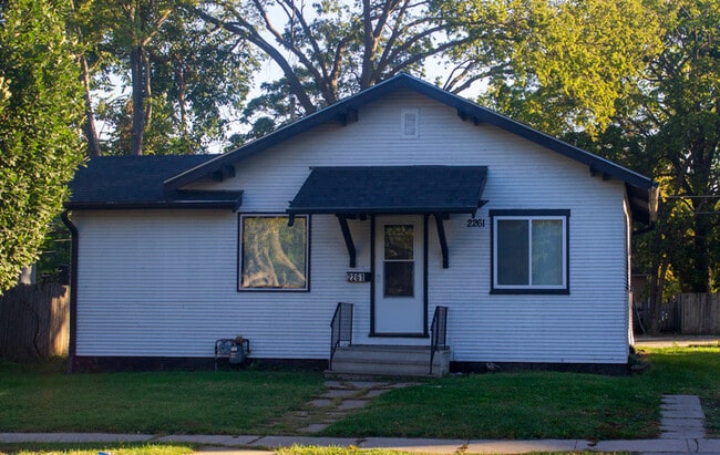 Primary Photo - 2261 Holdrege St
