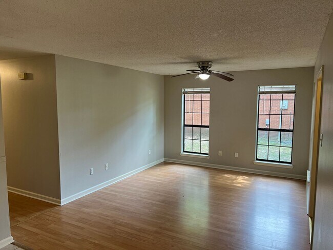 Building Photo - 2135 Raintree Dr