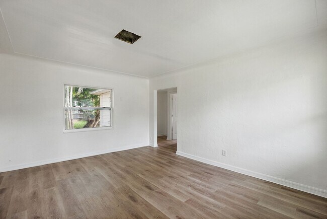 Building Photo - 623 37th Ave S