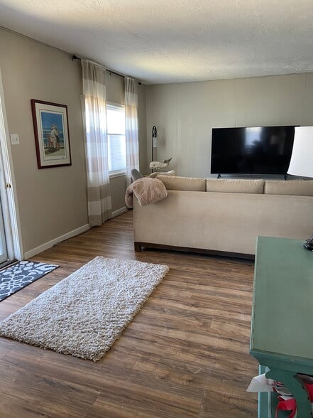 Building Photo - 717 10th Ave