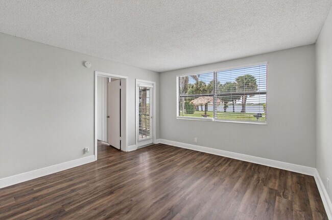 Building Photo - ONE BEDROOM ONE BATHROOM WITH LAKE VIEW!!!