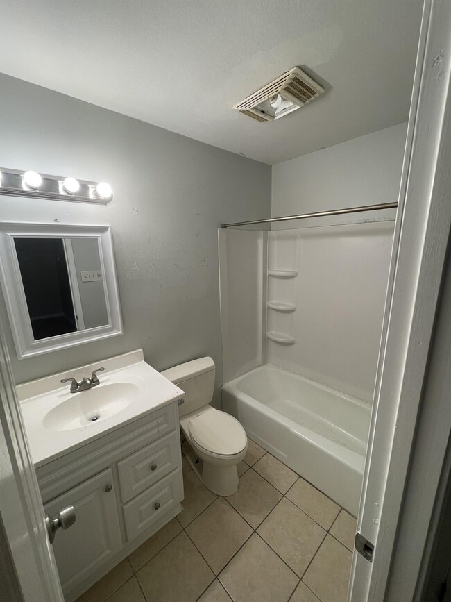 Building Photo - 7047 Meadow Park Ave