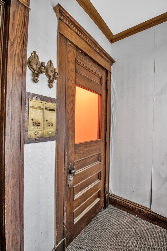 Building Photo - Furnished 3-Bedroom Upper Apartment on Bird Ave