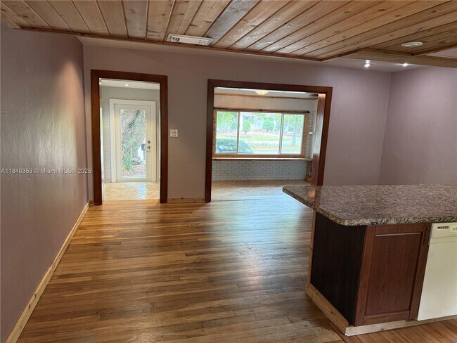 Building Photo - 612 SW 11th Ct