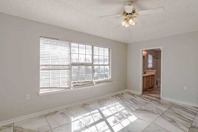 Building Photo - Well-maintained cottage home in Bellview